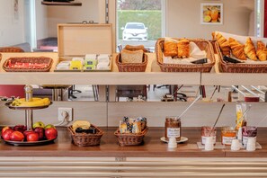 A breakfast buffet with various food items and beverages. - Ace Hôtel Noyelles Godault (Noyelles-Godault)
