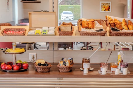 Desayuno buffet diario (EUR 9.90 por persona). Ace Hôtel Noyelles Godault