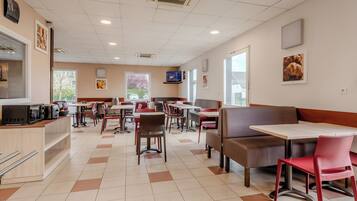 Petit déjeuner buffet (9.90 EUR par personne)