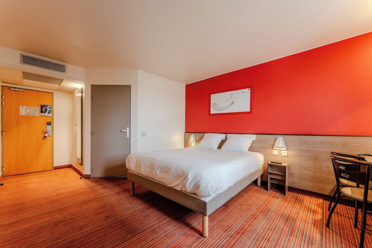 double room | bathroom | shower, free toiletries, hair dryer, towels