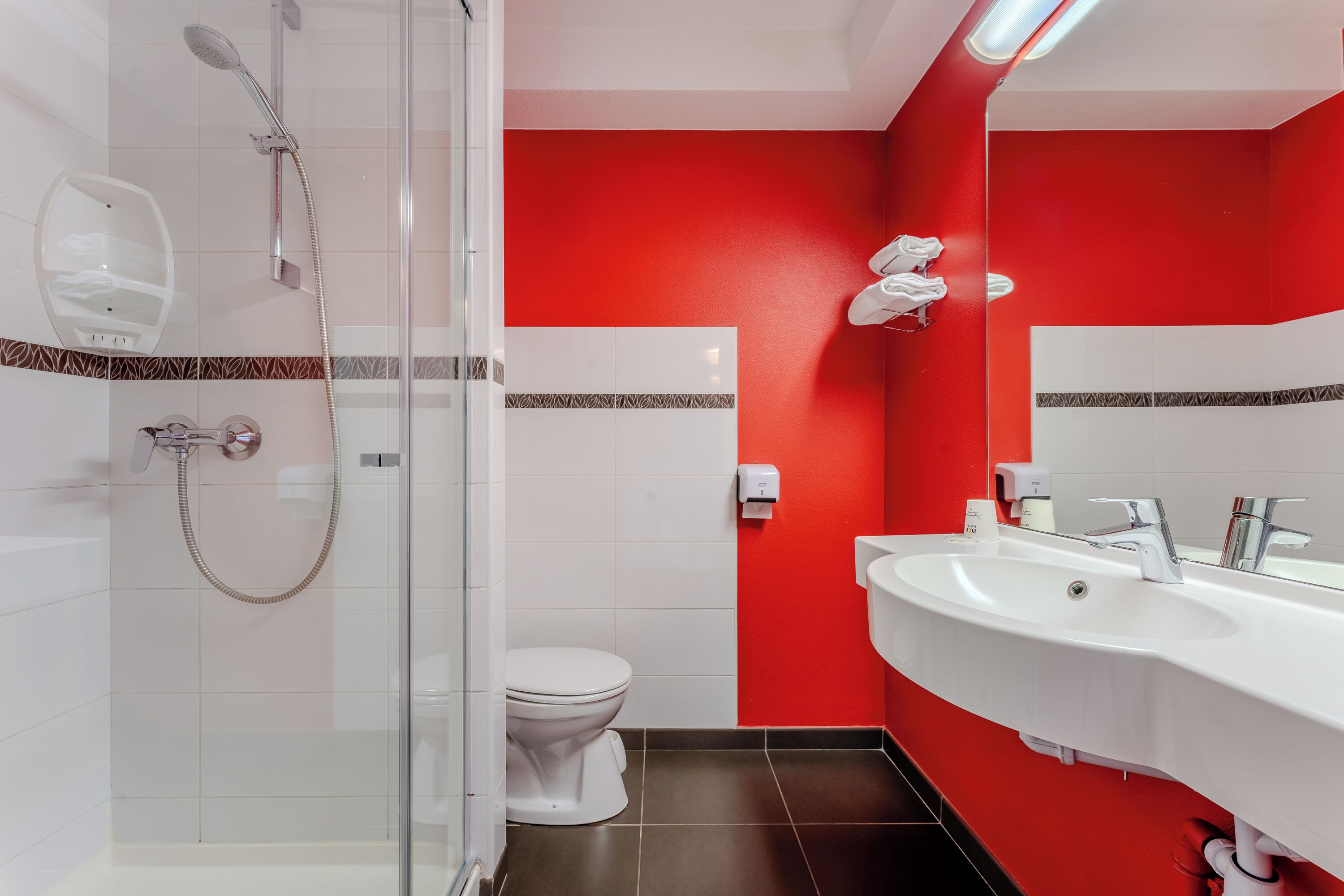 Douche, articles de toilette gratuits, sèche-cheveux