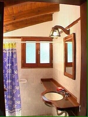 Bungalow (2 - 5 people) | Bathroom | Shower, bidet, towels