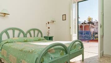 Superior-Doppel- oder -Zweibettzimmer | Zimmersafe, Schreibtisch, VerdunkelungsvorhĂ€nge, BĂŒgeleisen/BĂŒgelbrett