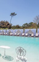 Una piscina cubierta, una piscina al aire libre