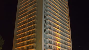 Fachada de la propiedad por la tarde o noche