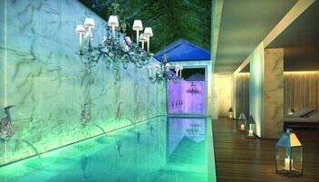 Una piscina cubierta, una piscina al aire libre