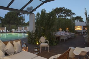 Una piscina techada, una piscina al aire libre, camas de piscina gratis