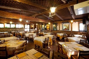 Breakfast, lunch and dinner served - Hotel Bellavista (Assisi)