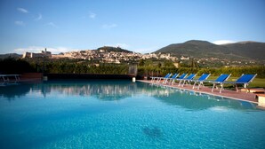Outdoor pool, pool umbrellas, sun loungers - Hotel Bellavista (Assisi)