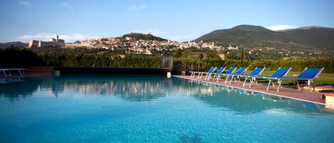 Piscine extérieure, parasols de plage, chaises longues