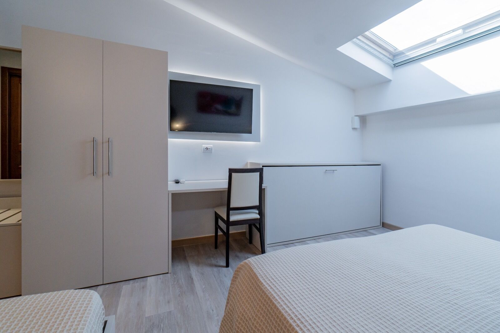 Deluxe Double Room | In-room safe, desk, free WiFi, bed sheets