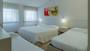 Deluxe Quadruple Room | In-room safe, desk, WiFi (free), bed sheets - Hotel Bellavista (Assisi)