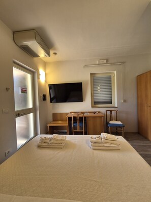 Coffres-forts dans les chambres, bureau, Wi-Fi gratuit, draps fournis