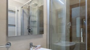Deluxe Double Room | Bathroom | Free toiletries, hair dryer, bidet, towels - Hotel Bellavista (Assisi)