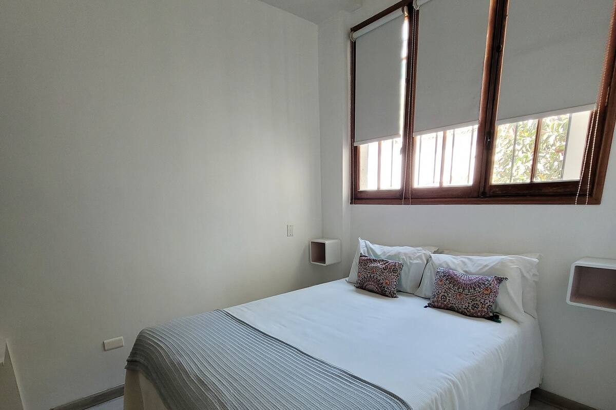Habitación individual estándar | Ropa de cama hipoalergénica, minibar, caja fuerte y cortinas opacas
