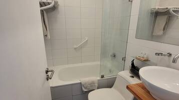 Standard Single Room | Bathroom | Rainfall showerhead, free toiletries, hair dryer, towels