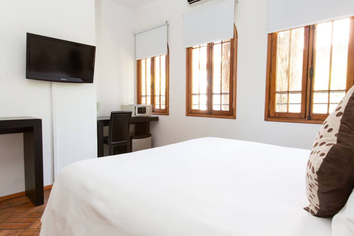 Habitación Deluxe doble | Ropa de cama hipoalergénica, minibar, caja fuerte y cortinas opacas
