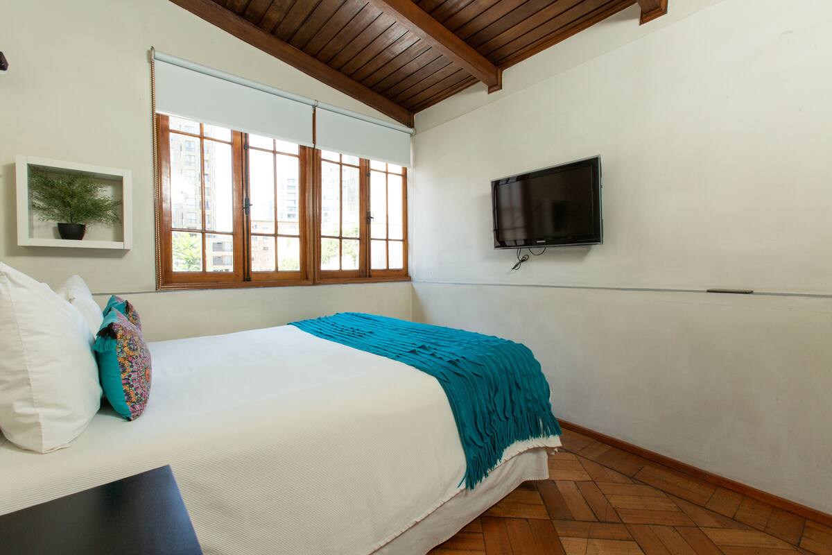 Habitación estándar doble, 1 cama de matrimonio grande | Ropa de cama hipoalergénica, minibar, caja fuerte y cortinas opacas