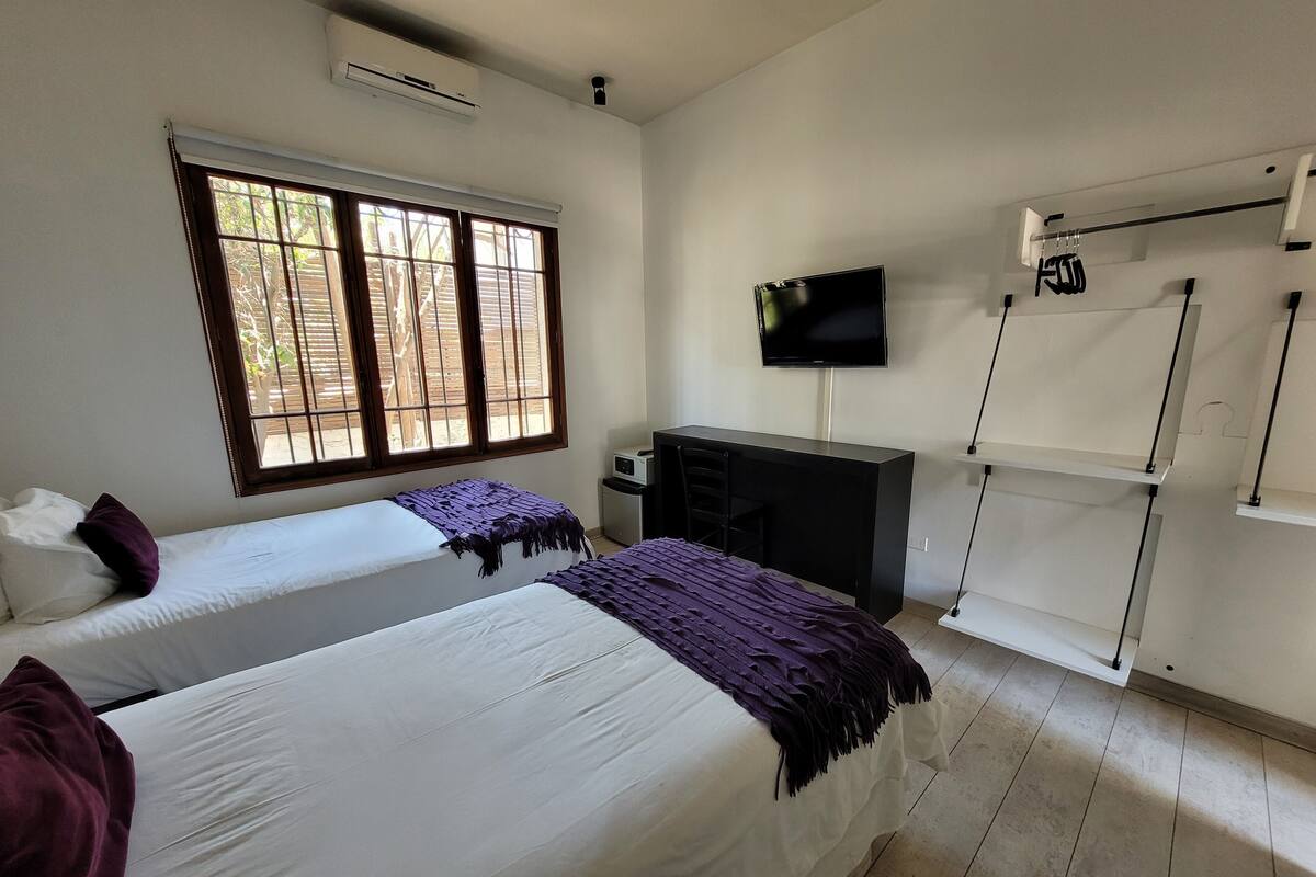 Habitación estándar con 2 camas individuales, varias camas | Ropa de cama hipoalergénica, minibar, caja fuerte y cortinas opacas