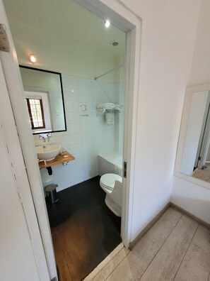 标准双床房, 多张床 | 浴室 | 大花洒淋浴喷头、免费洗浴用品、吹风机、毛巾