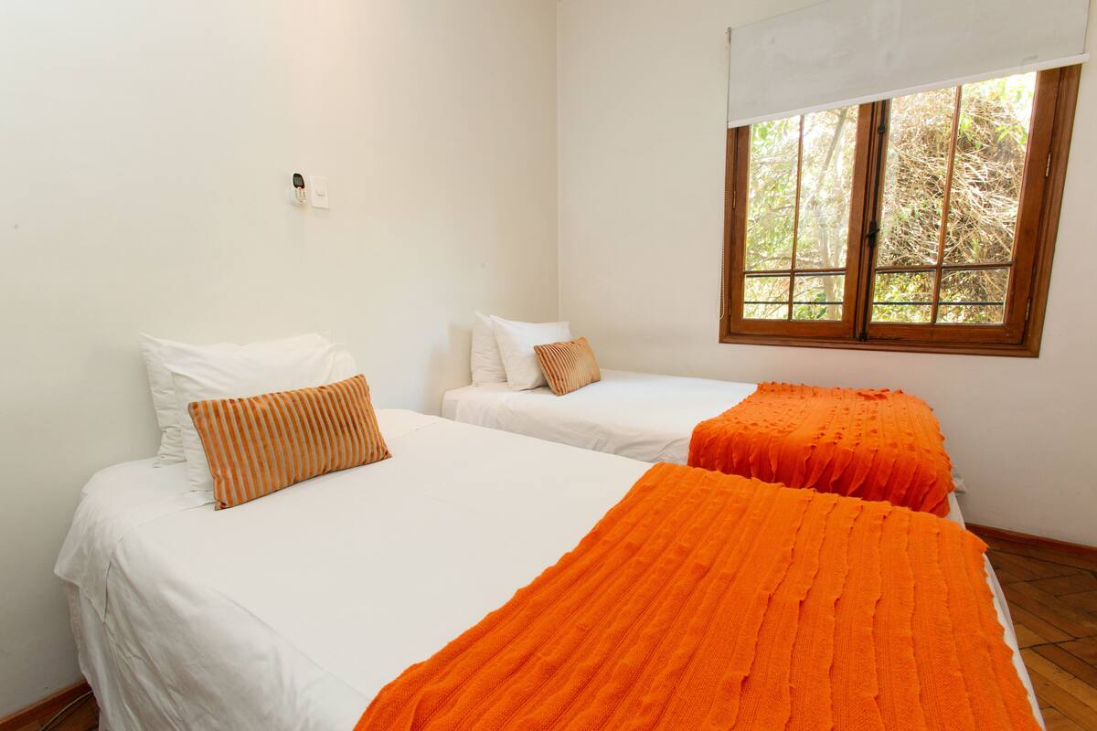 Habitación triple estándar | Ropa de cama hipoalergénica, minibar, caja fuerte y cortinas opacas