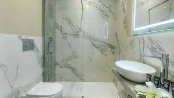 Dusche, Regendusche, kostenlose Toilettenartikel, Haartrockner