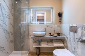 Shower, rainfall showerhead, free toiletries, hair dryer - The Boutique Hotel (Rome)