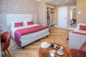 Habitación Deluxe, varias camas | Ropa de cama de alta calidad y edredones de plumas