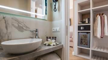 Camera Deluxe, letti multipli | Bagno | Doccia, soffione a pioggia, set di cortesia gratuito, asciugacapelli