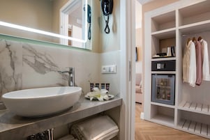 Habitación Deluxe, varias camas | Baño | Ducha y cabezal de ducha tipo lluvia
