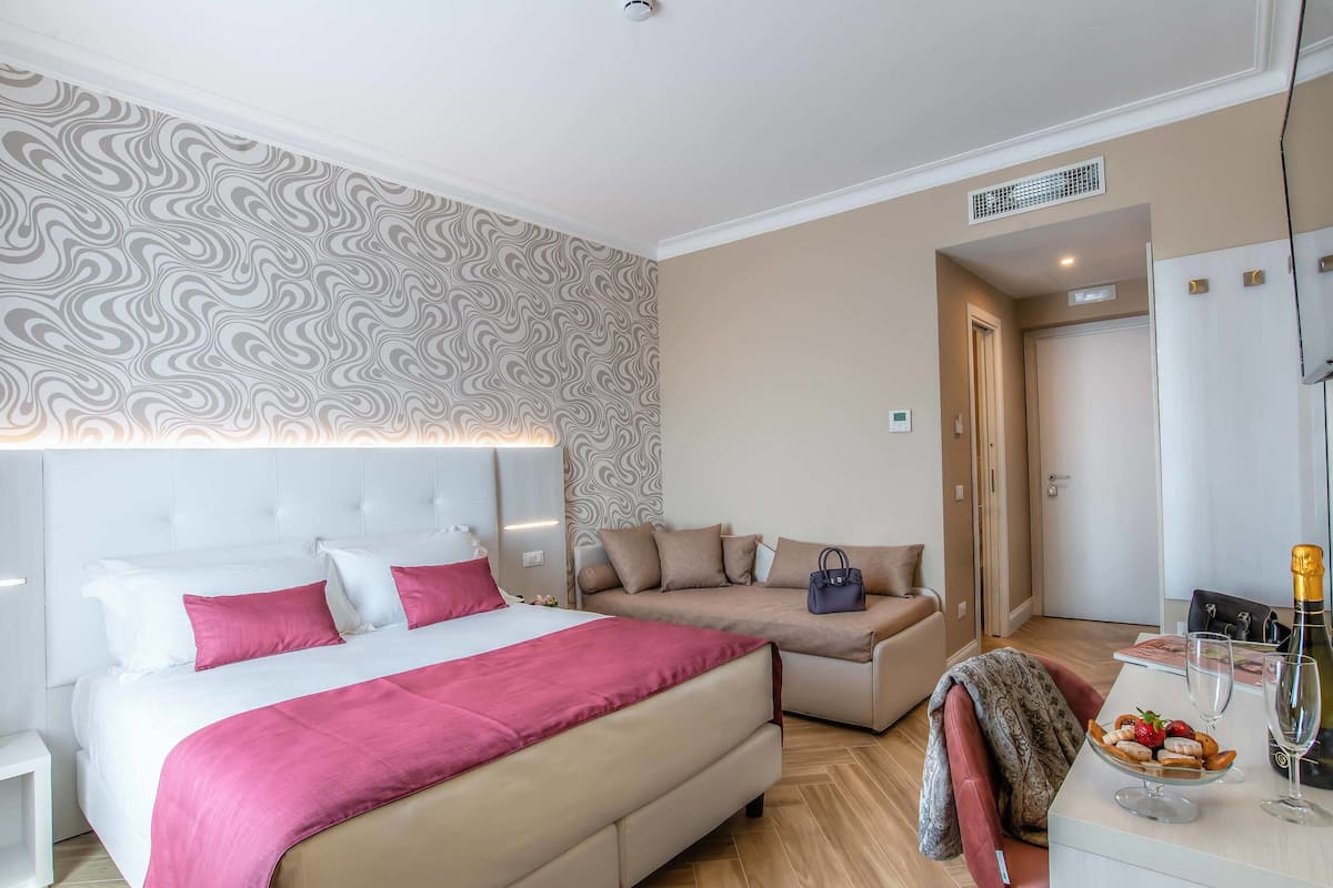 Superior-Zimmer, 1 Doppelbett und Schlafsofa | Hochwertige Bettwaren, Daunenbettdecken, Pillowtop-Betten, Minibar