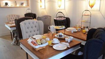 Daily continental breakfast (EUR 14.95 per person)