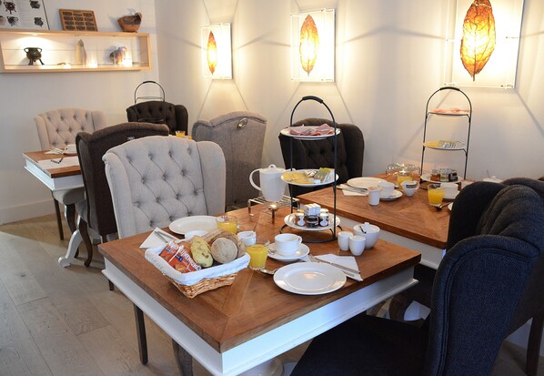 Daily continental breakfast (EUR 14.95 per person)