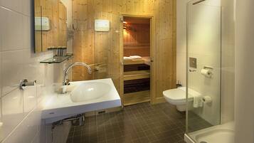 Deluxe-Doppelzimmer, Sauna | Waschbecken im Bad