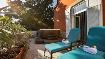 Deluxe Room with Balcony and Park View | Hypo-allergenic bedding available, minibar, in-room safe