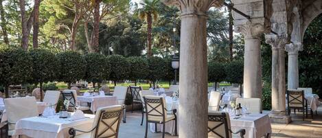 Frokost, lunsj og middag serveres, utsikt mot hagen