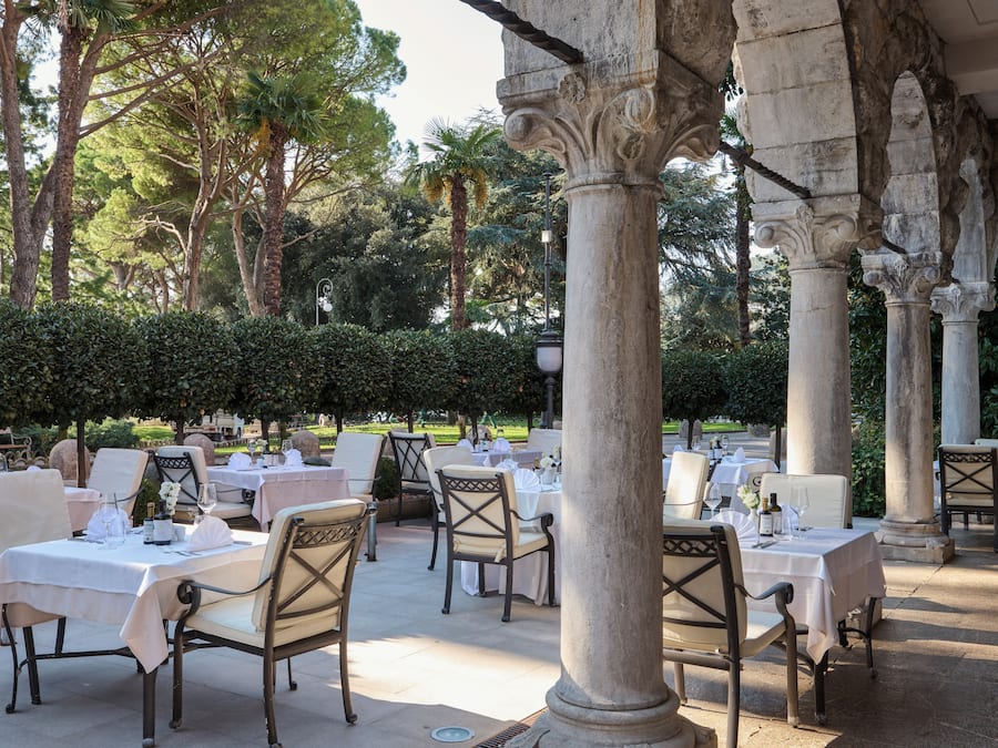 Breakfast, lunch, dinner served; garden views