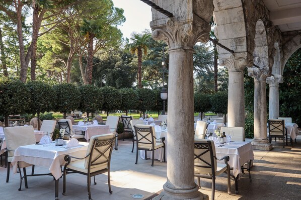 Se sirven desayunos, comidas y cenas con vista al jardín 