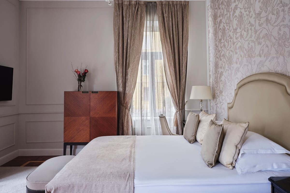 Dobbelt- eller tomannsrom – superior, byutsikt | Minibar, safe på rommet, blendingsgardiner og wi-fi (inkludert)