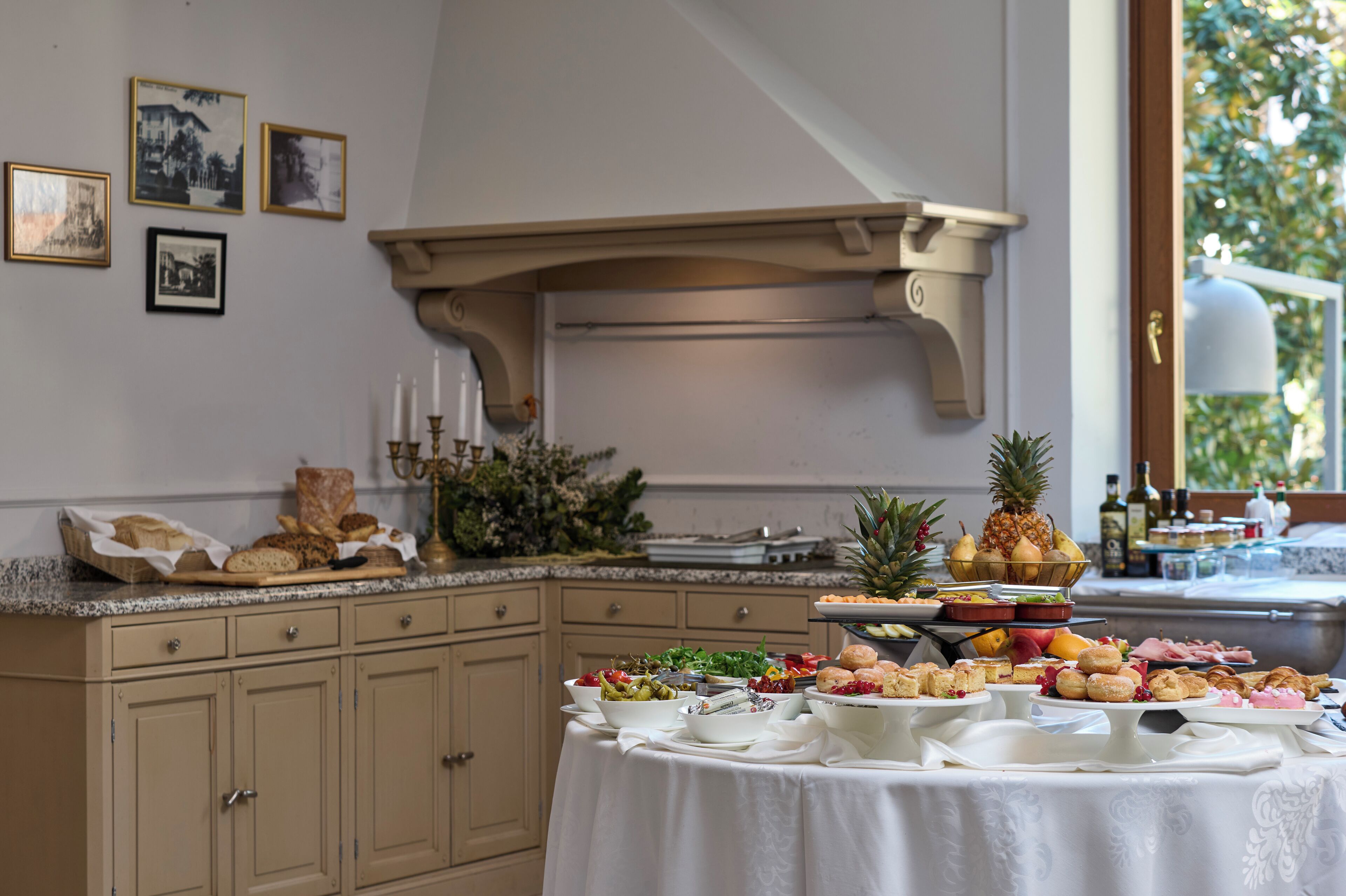 بوفيه فطور يوميًا بتكلفة قدرها (30 EUR للشخص)