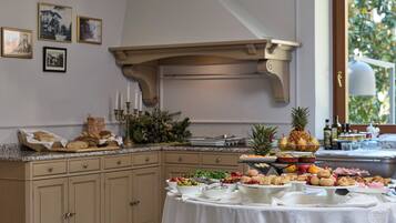 Frokostbuffé hver dag (EUR 30 per person)