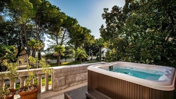 Outdoor spa tub