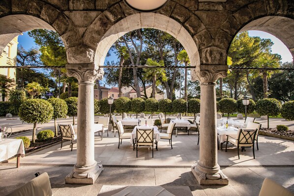 Petit déjeuner, déjeuner et dîner servis sur place, vue sur le jardin