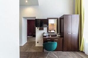 Comfort Twin Room | In-room safe, desk, laptop workspace, blackout drapes - Hotel Artus (Gdansk)