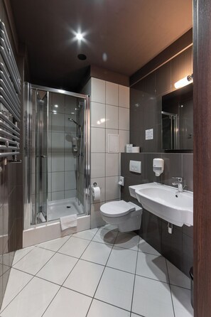 Een douche, een haardroger, handdoeken, zeep