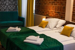 Comfort Triple Room | Peti besi dalam bilik, meja, ruang kerja komputer riba 