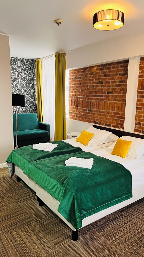 Caja de seguridad en la habitación y escritorio