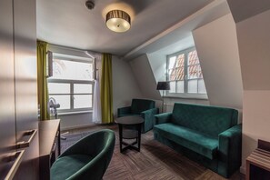 Caja de seguridad en la habitación y escritorio