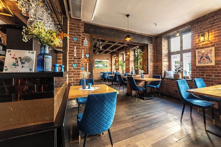 Breakfast, lunch, dinner served; French cuisine