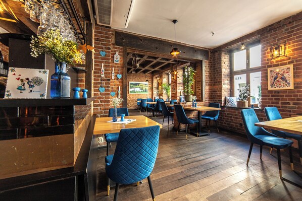 Breakfast, lunch, dinner served; French cuisine 